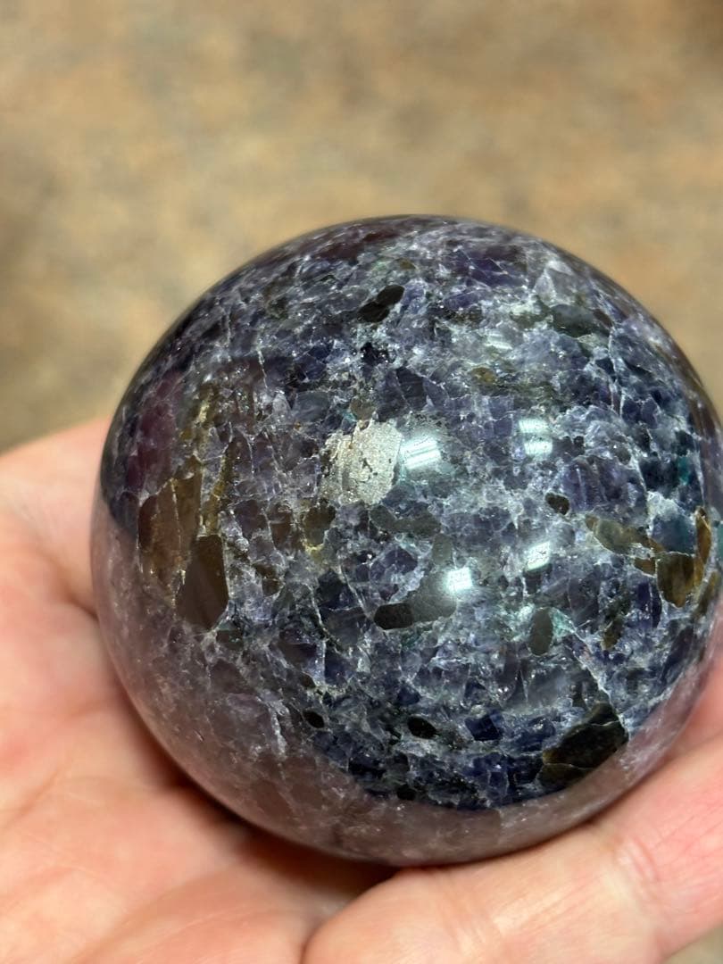 レアストーン　アイオライト&エメラルド&トルマリン&マイカ共生丸玉5.78cm