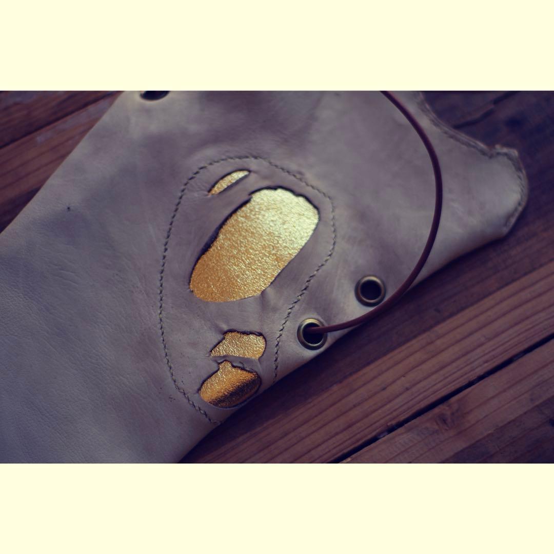 1枚の革から端革シワ依れと共にスマホ＋文庫本＋メガネポーチ