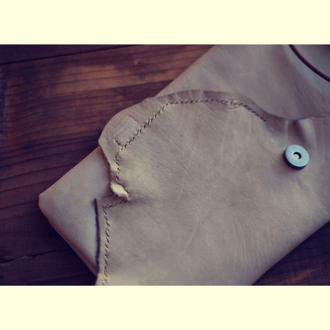 1枚の革から端革シワ依れと共にスマホ＋文庫本＋メガネポーチ