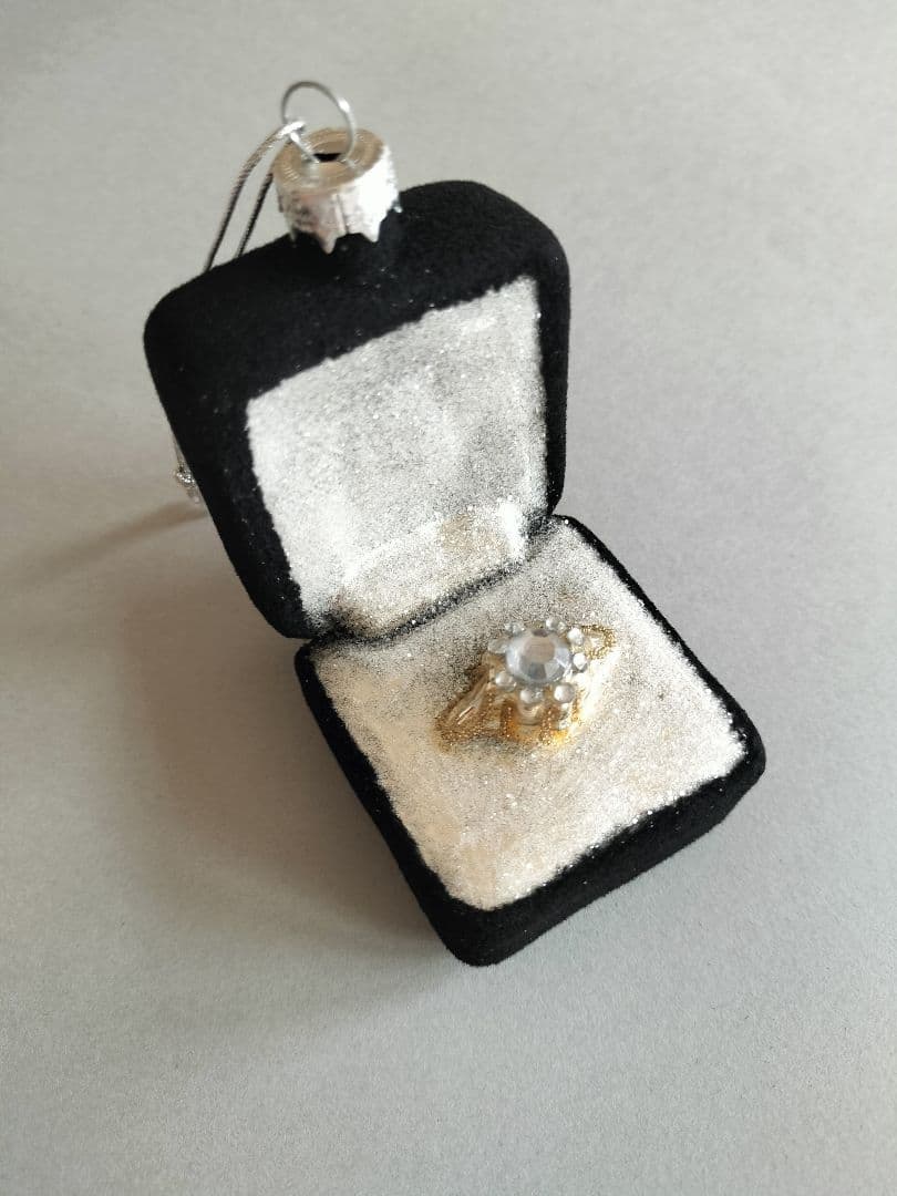 アスティエ　エンゲージリング　指輪　オーナメント