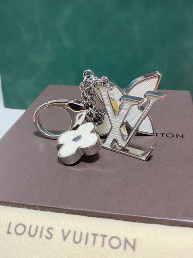 Louis Vuitton キーホルダー ロゴチャーム