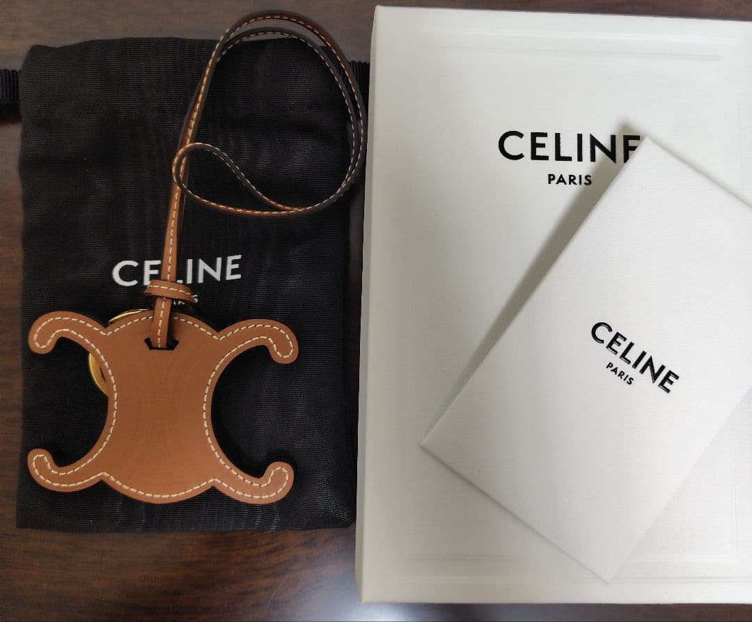 CELINE トリオンフチャーム　スムースカーフスキン
