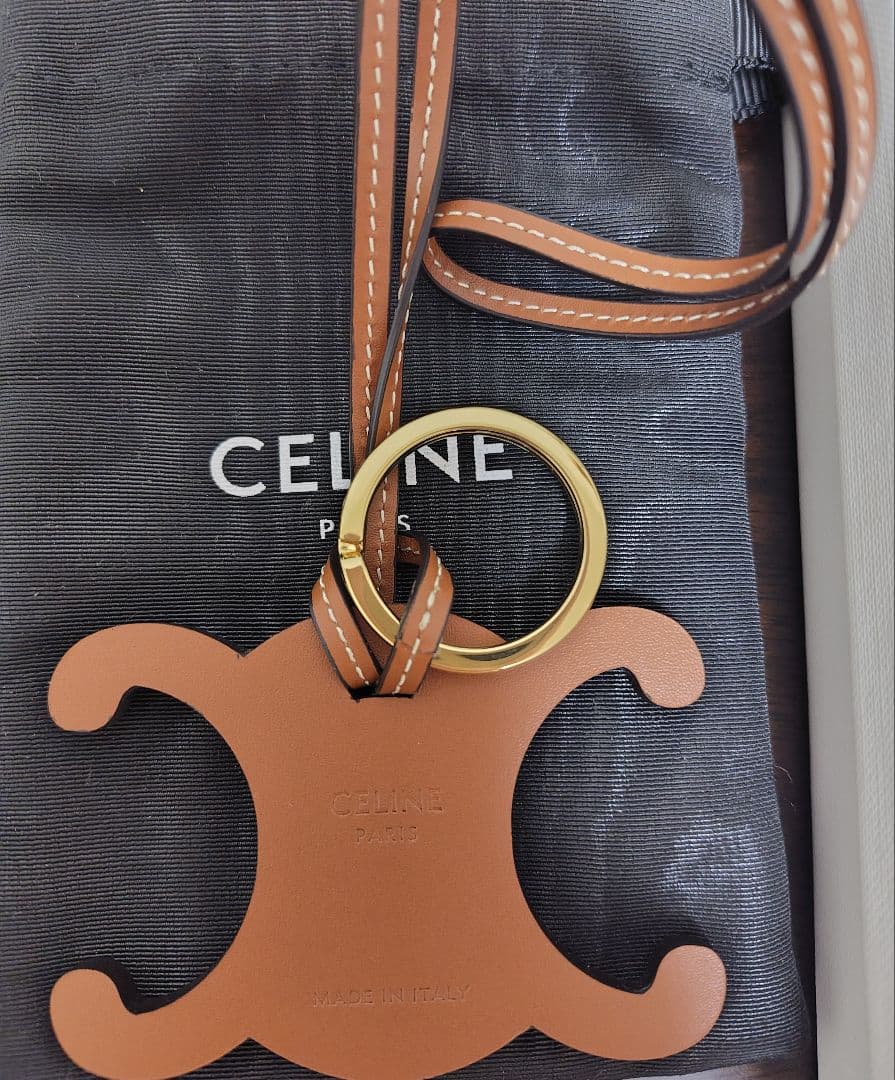 CELINE トリオンフチャーム　スムースカーフスキン