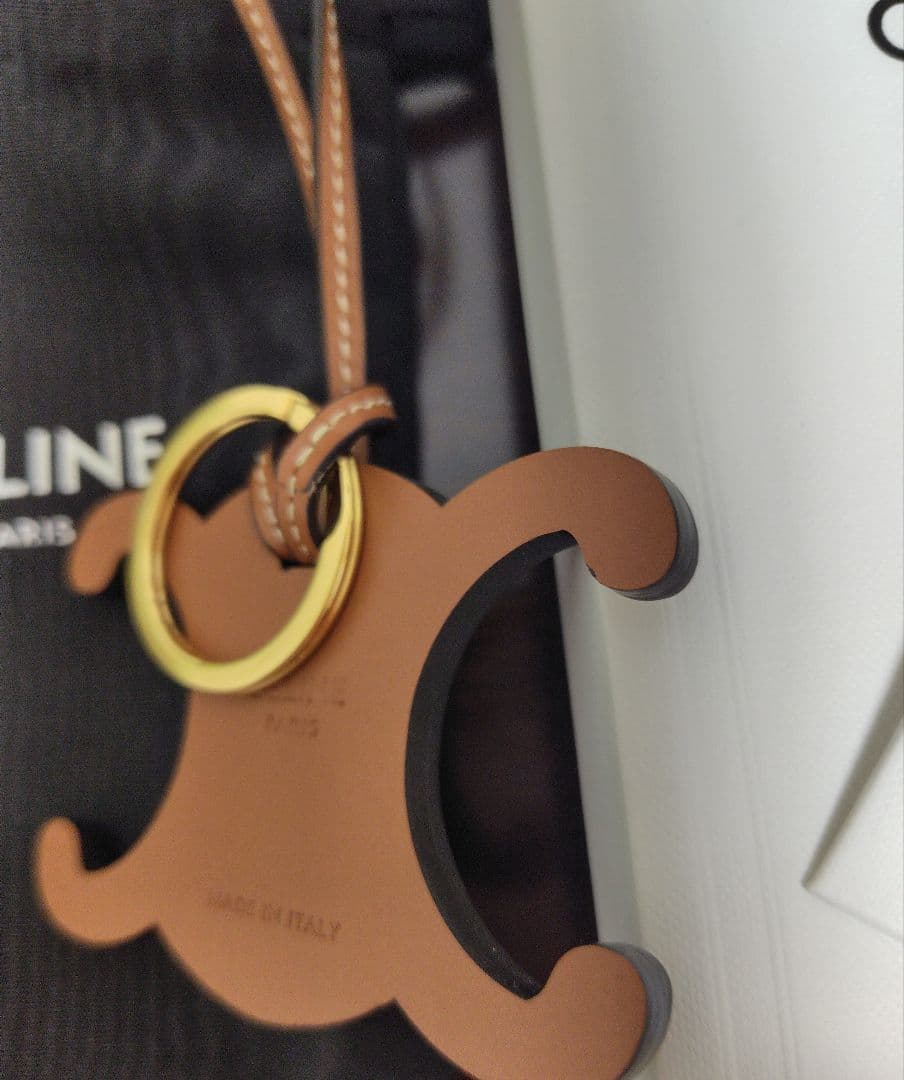 CELINE トリオンフチャーム　スムースカーフスキン
