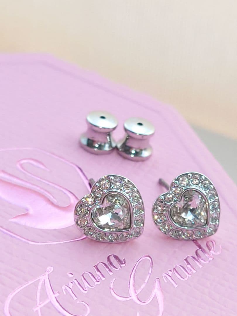 Ariana Grande x SWAROVSKI　ハートスタッドピアス