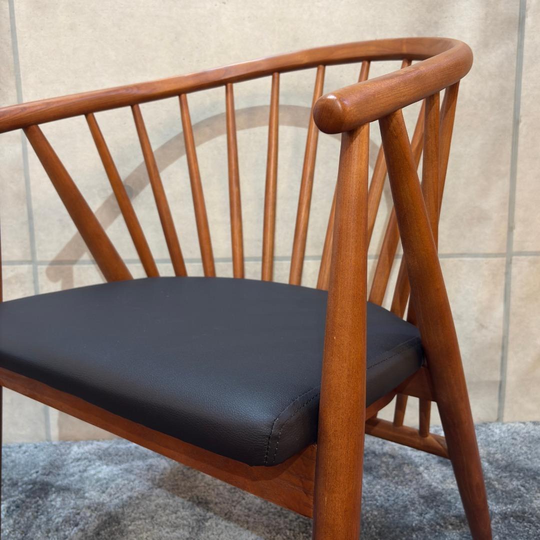 新品　北欧ミッドセンチュリースタイル　アームチェア ブラック合皮 ラウンジチェア