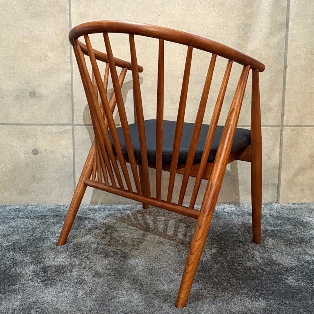 新品　北欧ミッドセンチュリースタイル　アームチェア ブラック合皮 ラウンジチェア