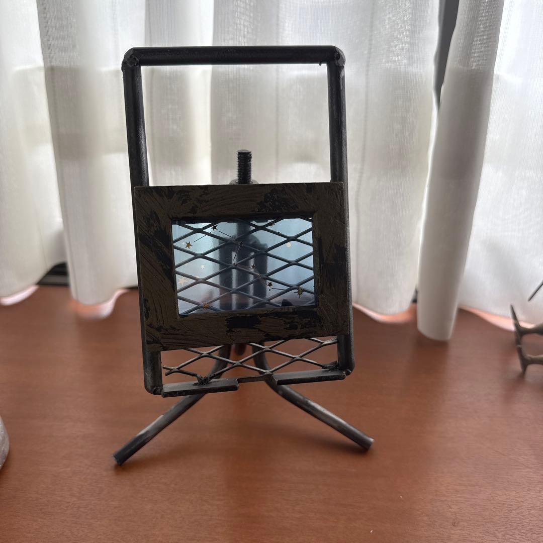 シンプルアイアンのメッシュディスプレイスタンド