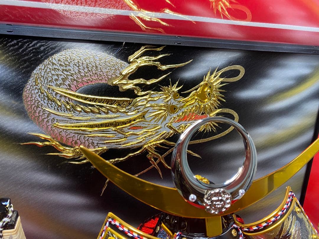 上杉謙信　東京久月　五月人形　家紋付き若大将飾りオルゴール付六角形ガラスケース入