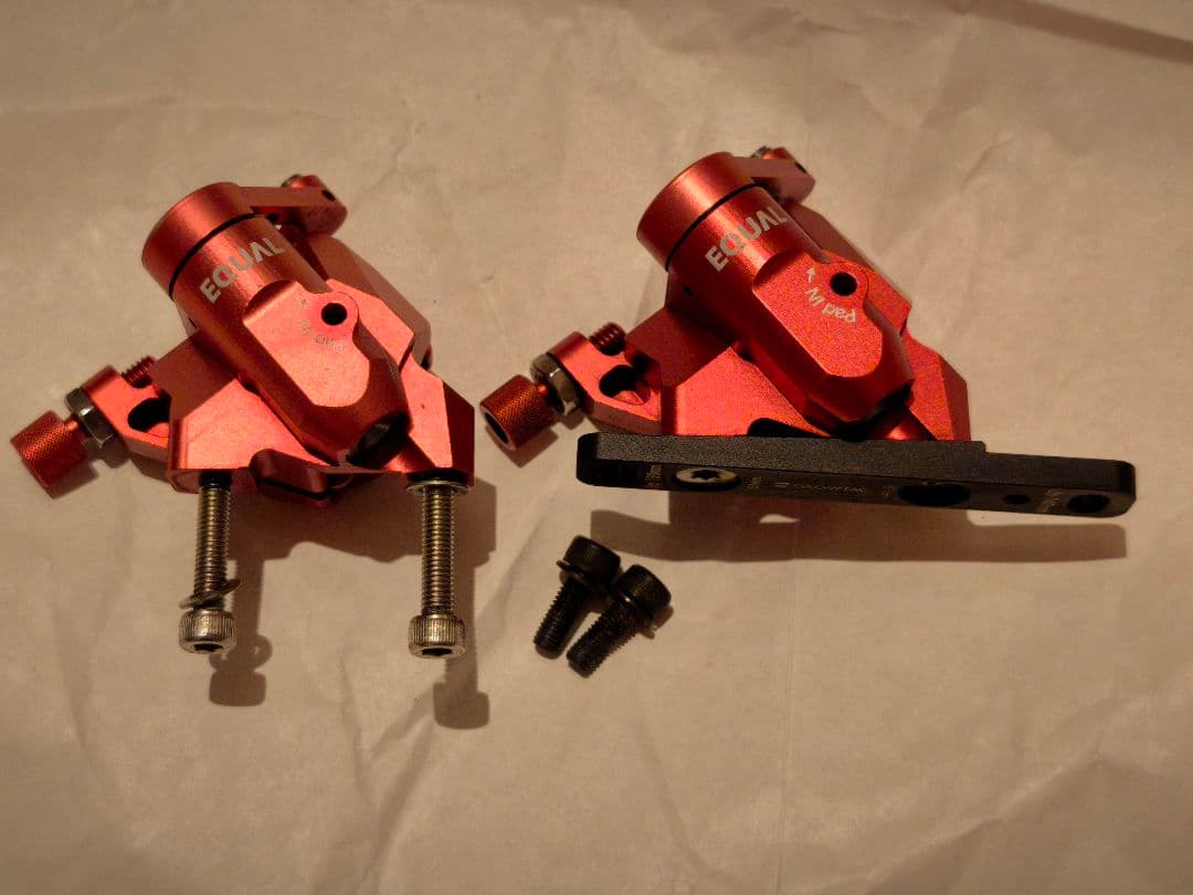 EQUAL 機械式ディスクブレーキキャリパー（フラットマウント）　レッド