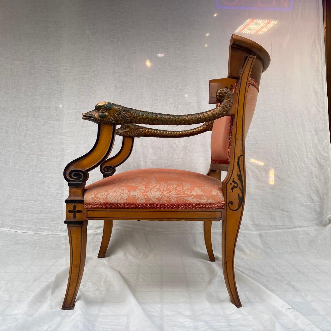 喫茶店に飾られていた古いアームチェア アンティーク