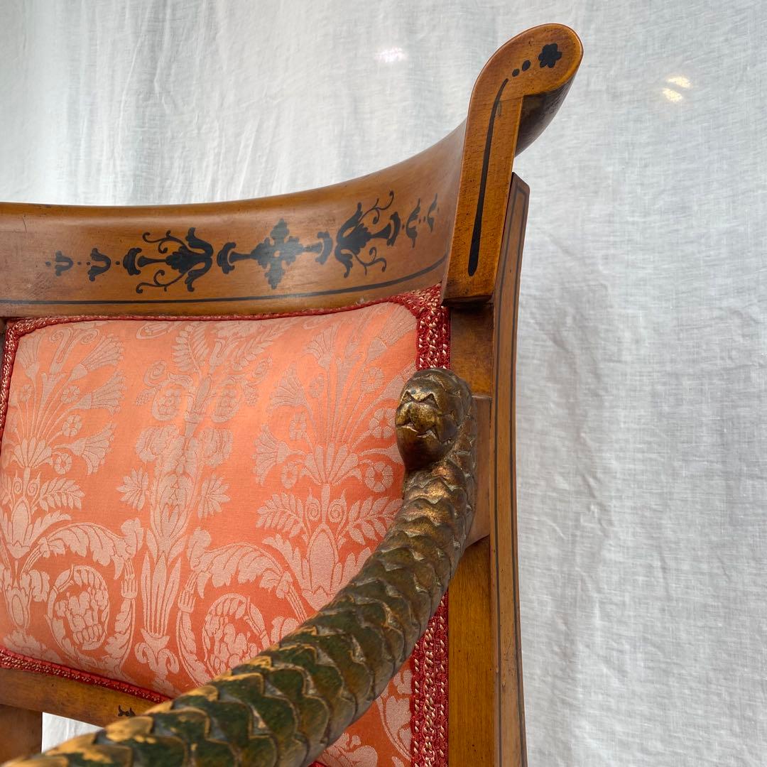 喫茶店に飾られていた古いアームチェア アンティーク