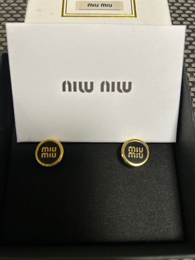 momo（美品）miu miu エナメル　ピアス　ブラック