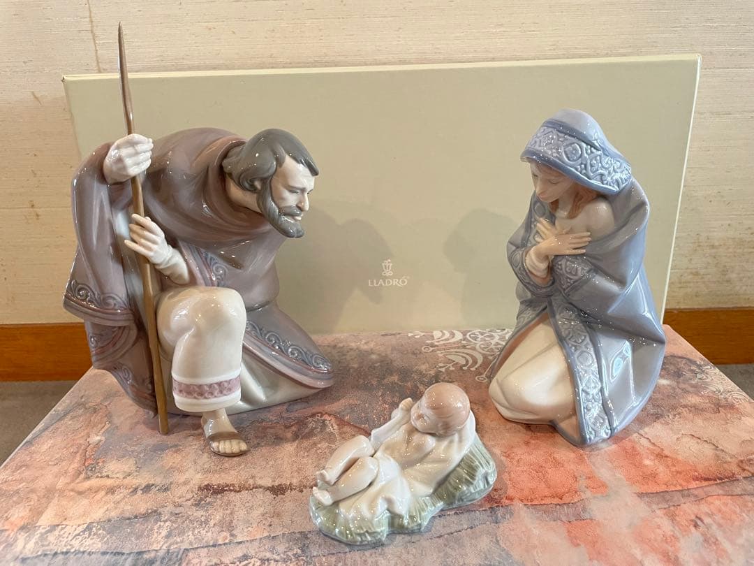 リヤドロ Lladro 聖なる夜 イエス、木の杖を持つヨセフ、聖母マリア