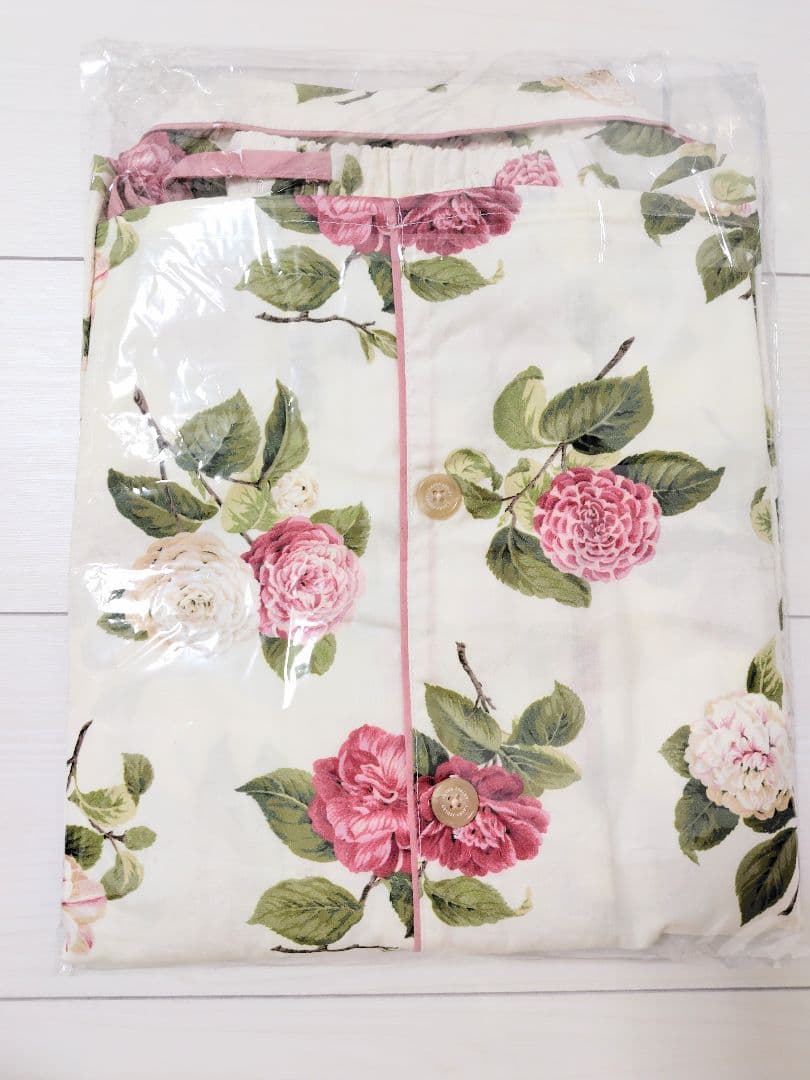 ✩新品未使用✩Laura Ashley♡フラワープリント パジャマ♡