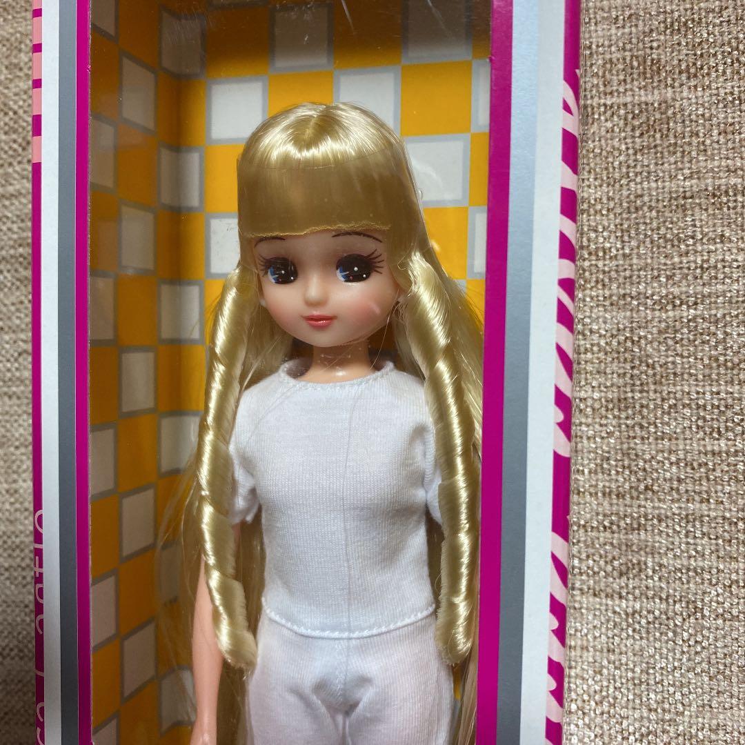 リカちゃんキャッスル　2018年版シンボル　リカちゃん