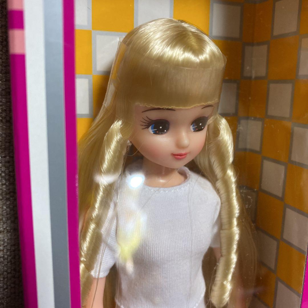 リカちゃんキャッスル　2018年版シンボル　リカちゃん