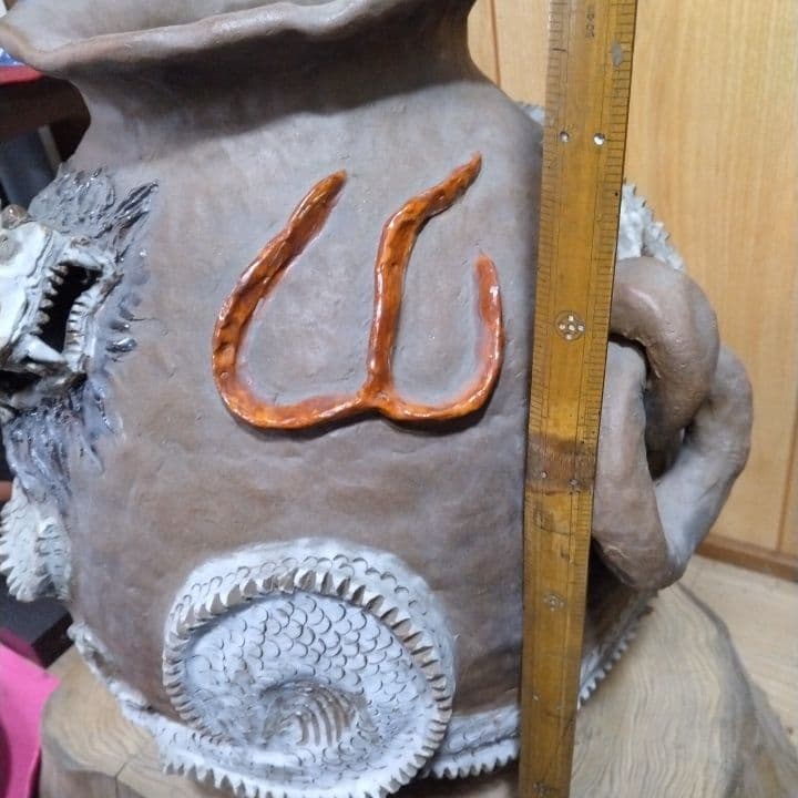 獅子と龍の彫刻陶器壺