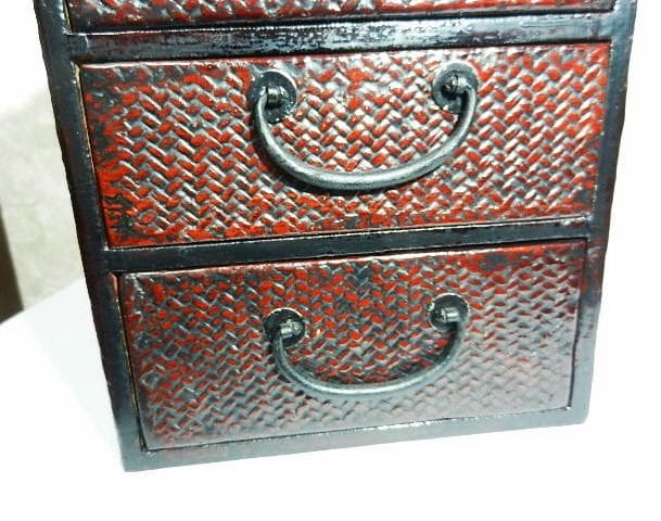 網代編み（あじろあみ）装飾に溜塗（ためぬり）仕上げされた時代物小引き出し
