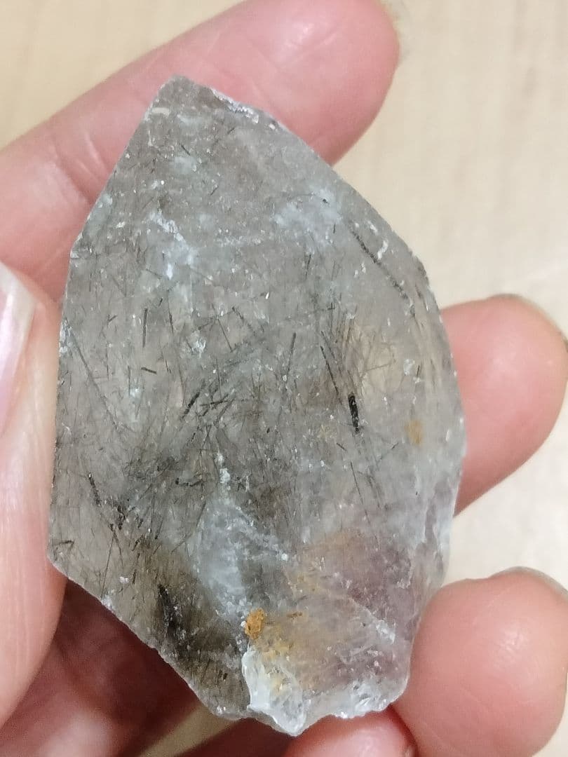 国産鉱物　山梨県　塩山竹森山　天然水晶　　トルマリン入り水晶　 番号1005