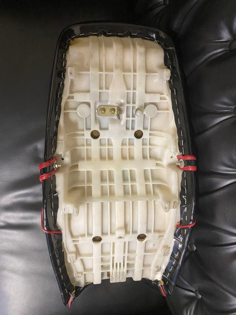 haluhalu。YAMAHA バイクシート 黒 赤 XJR400