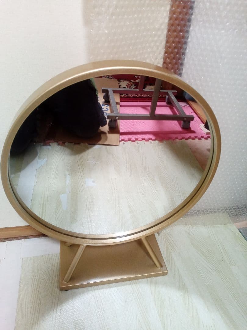 美品、超激安♦️置き型丸い鏡(大)薄いゴールド、かなりお値打ちに、送料無料です