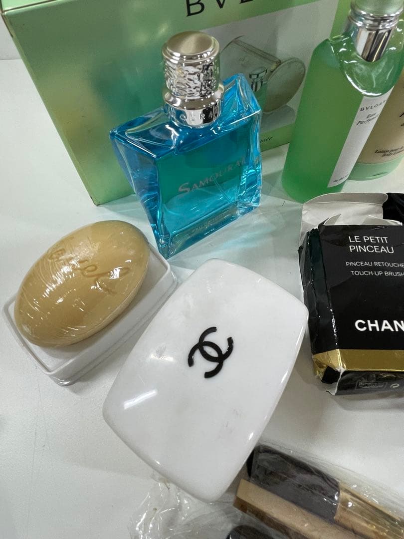 ＊*＊様 ブランド香水と化粧品セット ゴールドポーチ付き