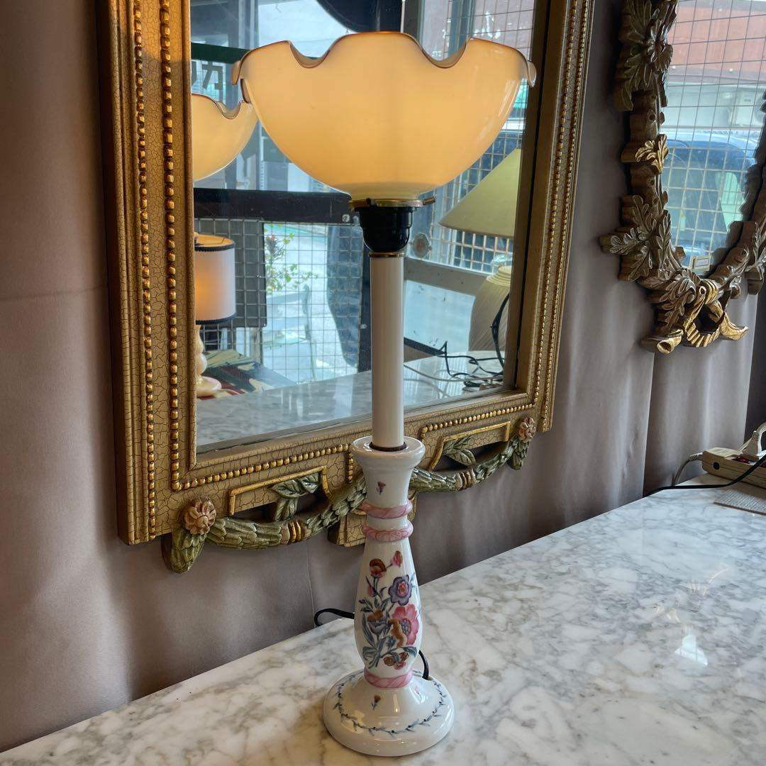 イタリア製，華奢なボディーと美しい花柄のフロアランプ