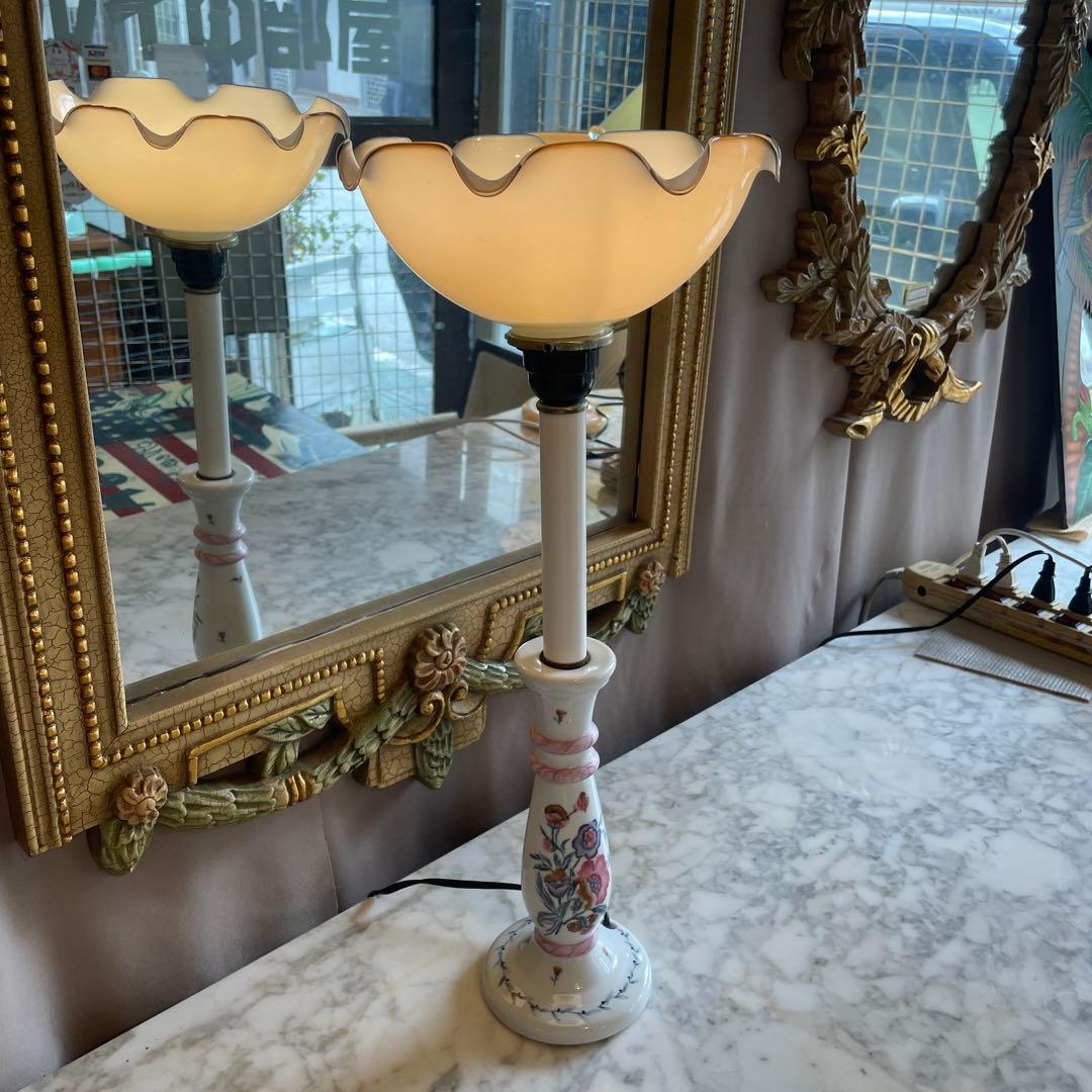 イタリア製，華奢なボディーと美しい花柄のフロアランプ