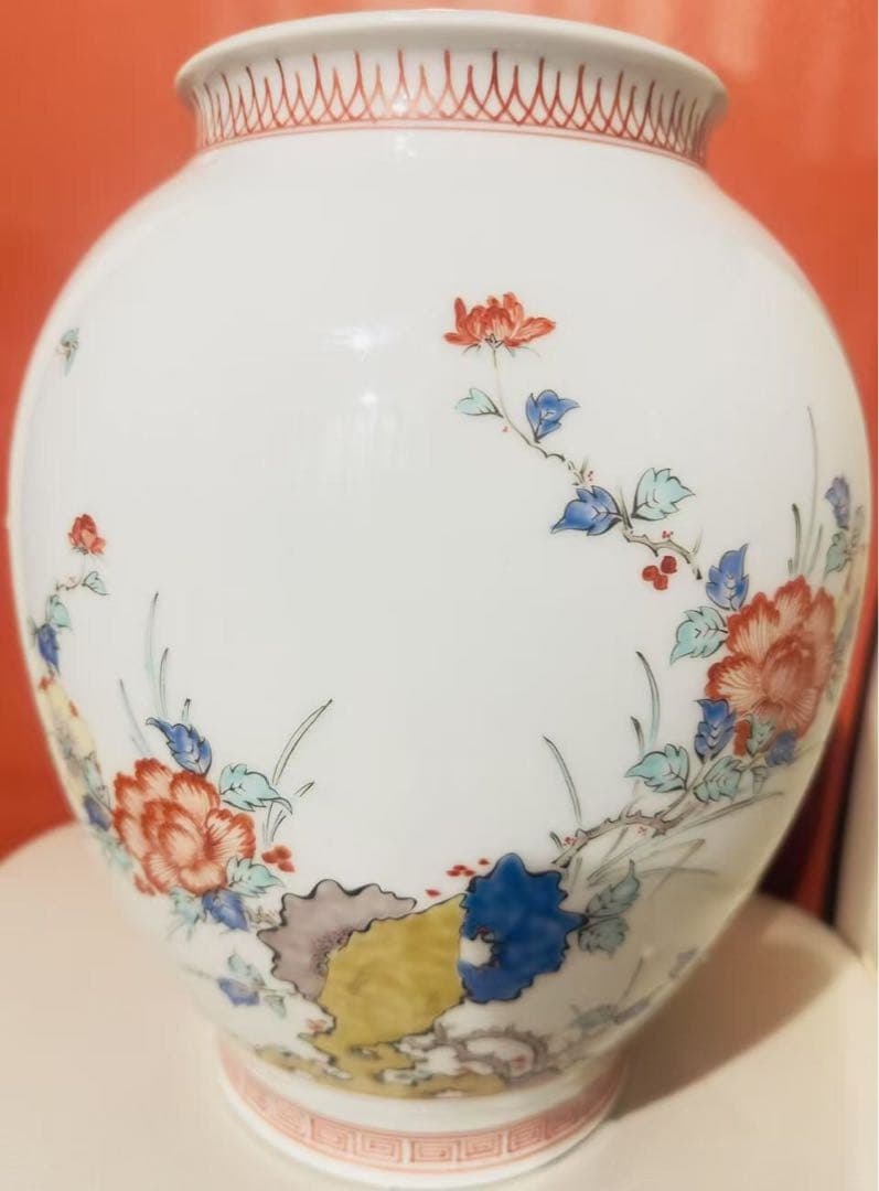 人間国宝 十三代　酒井田柿右衛門　錦牡丹文花瓶高さ28 Cm口部14 Cm
