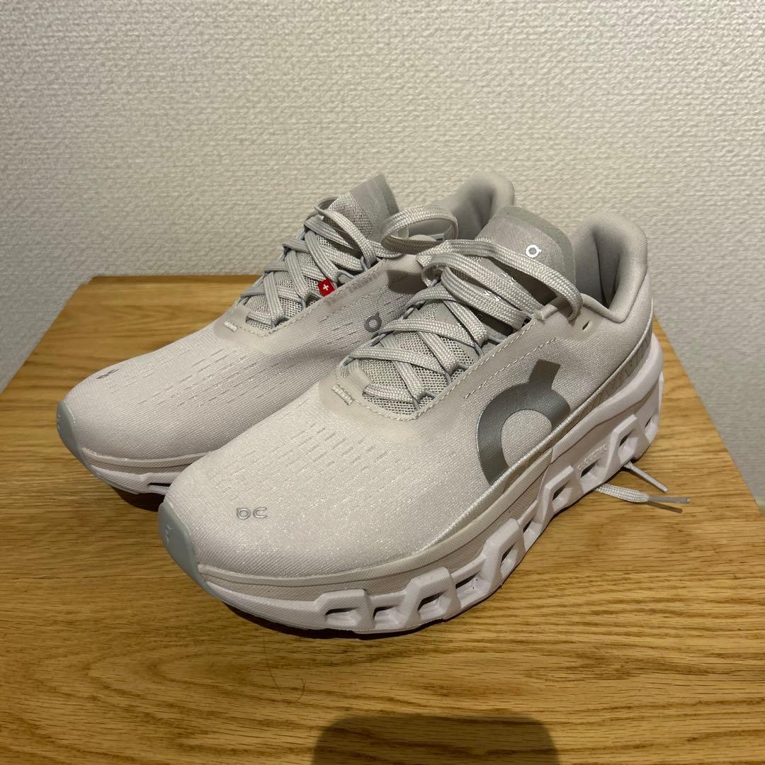 「ぺんぺん」On Cloudmonster2 ホワイト 25cm