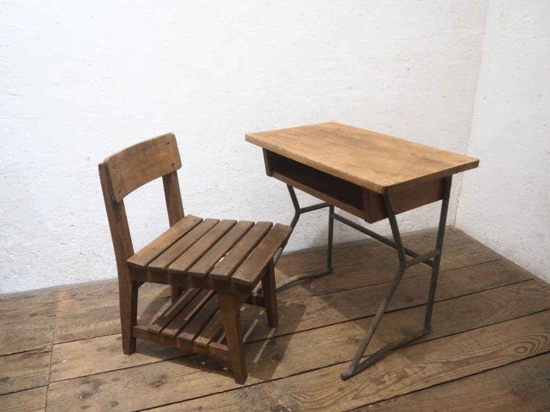 1323 ①ヴィンテージ　レトロな学校机と椅子　テーブル　イス　古家具　子供用