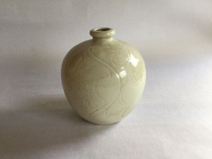 明　白磁　線彫　壺