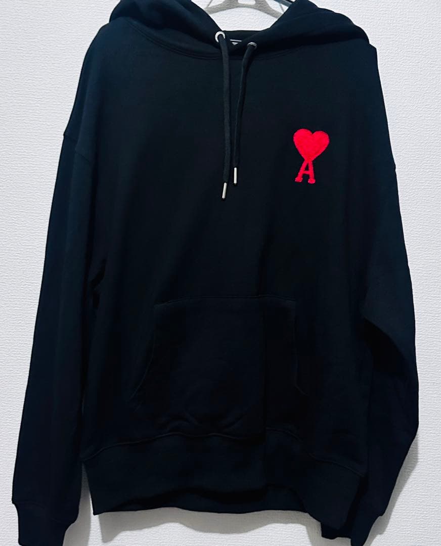 ハートとAの刺繍が特徴的な黒のフード付きパーカー 男女兼用