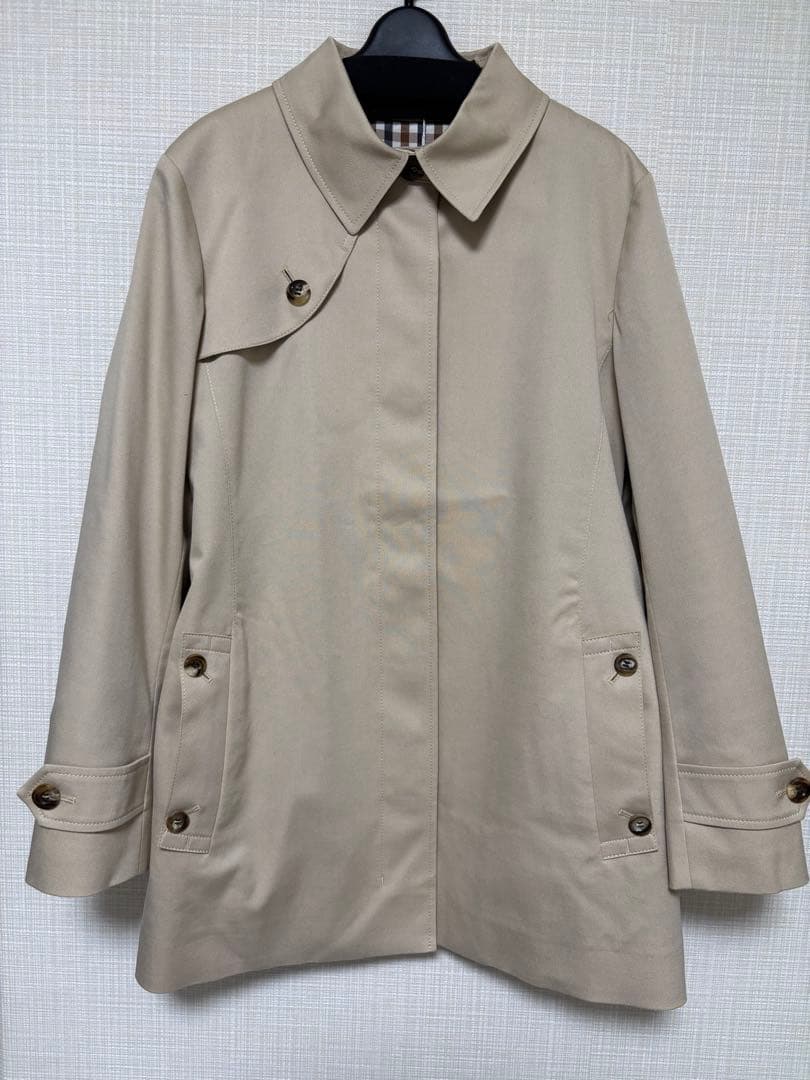 アクアスキュータム　ベージュ ステンカラーコート