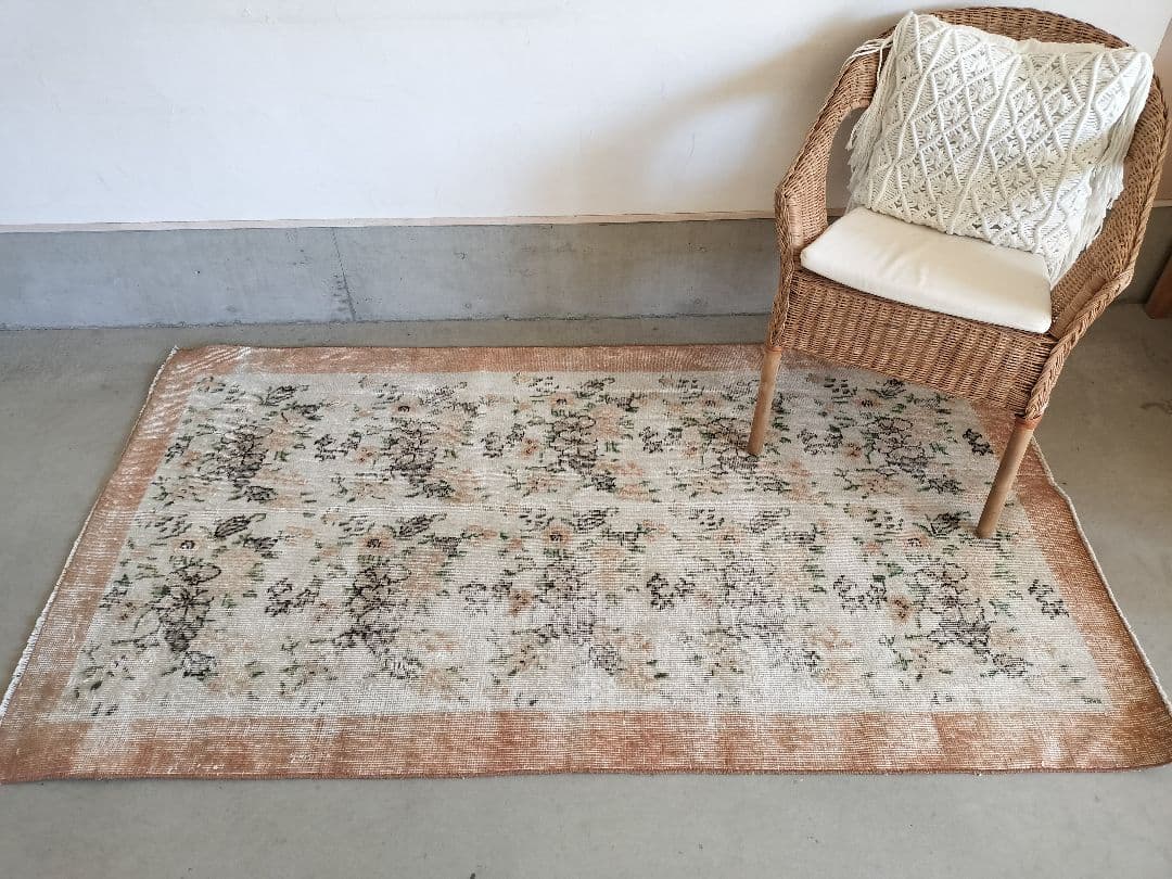 くすみペールオレンジのボタニカル柄　ヴィンテージトルコラグNo.759