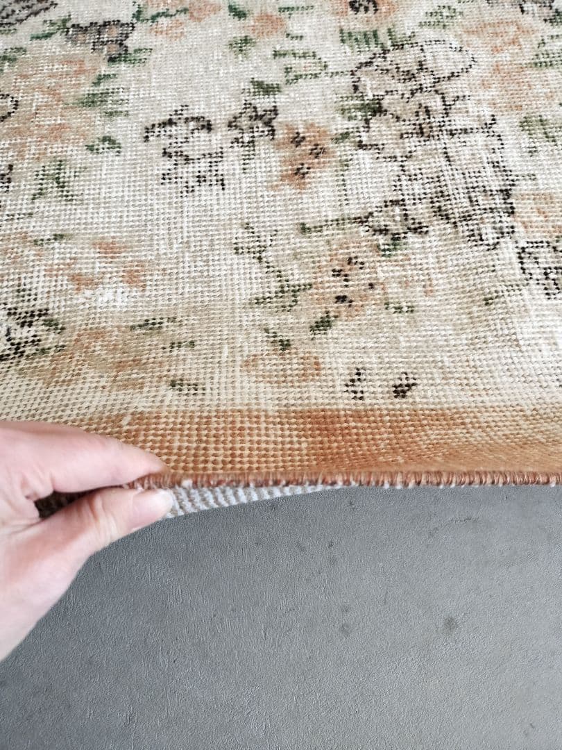 くすみペールオレンジのボタニカル柄　ヴィンテージトルコラグNo.759