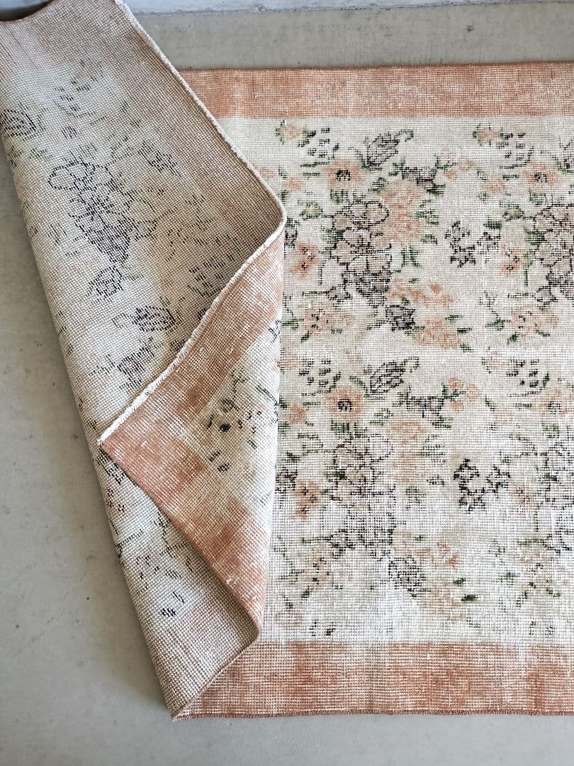 くすみペールオレンジのボタニカル柄　ヴィンテージトルコラグNo.759