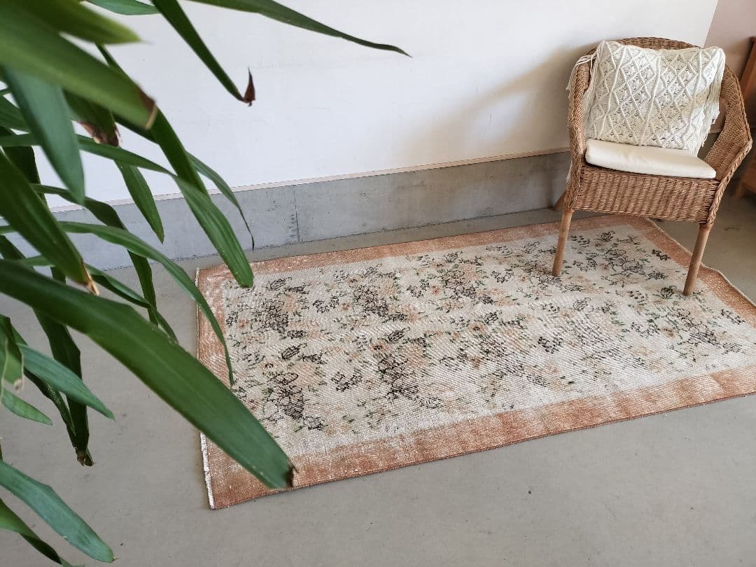 くすみペールオレンジのボタニカル柄　ヴィンテージトルコラグNo.759