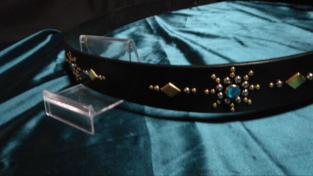 栃木レザースタッズベルト　ブラック　ニッケル＆ブラス　アクリル　アクアブルー