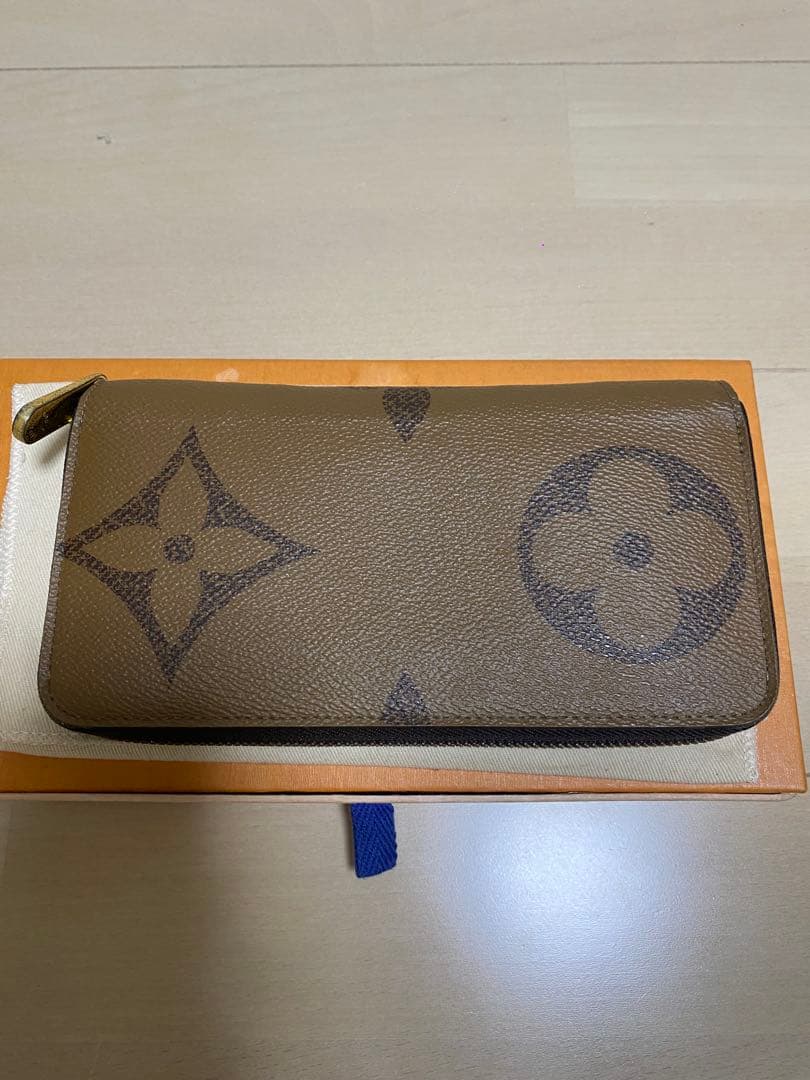 ルイヴィトンM69353ジャイアントモノグラムリバース ジッピーウォレット長財布