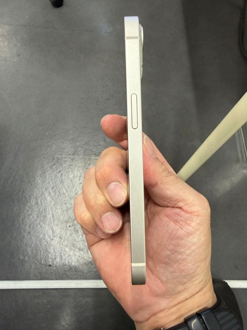 超美品！　Apple iPhone 13 ホワイト 本体