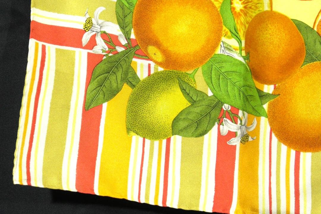 美品　GUCCI グッチ　大判シルクスカーフ　D503