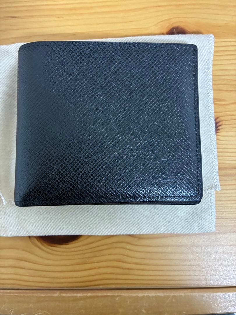 VUITTON ヴィトン　タイガ　二つ折り財布　ブラック