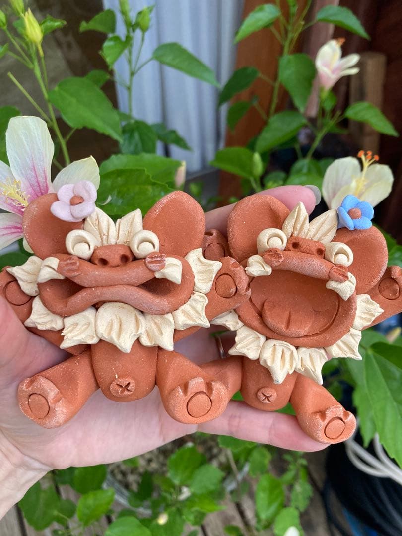 シーサー　魔除け　厄除け　御守り　笑顔　ニコニコ　花シーサー　陶器　焼き物　沖縄
