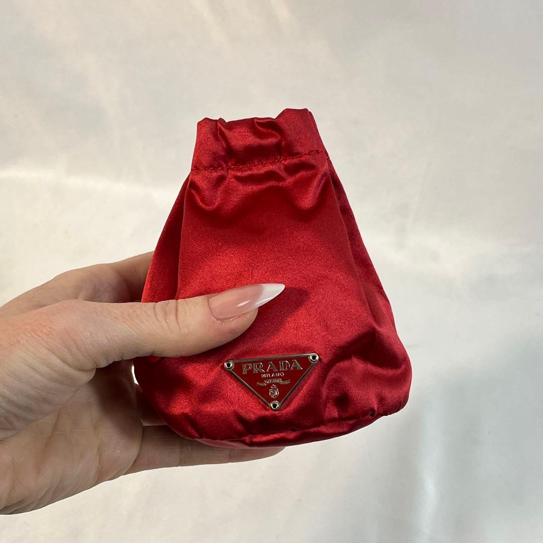 PRADAプラダ 赤 サテン 巾着型ポーチ コスメ入れ　フラグメントケース