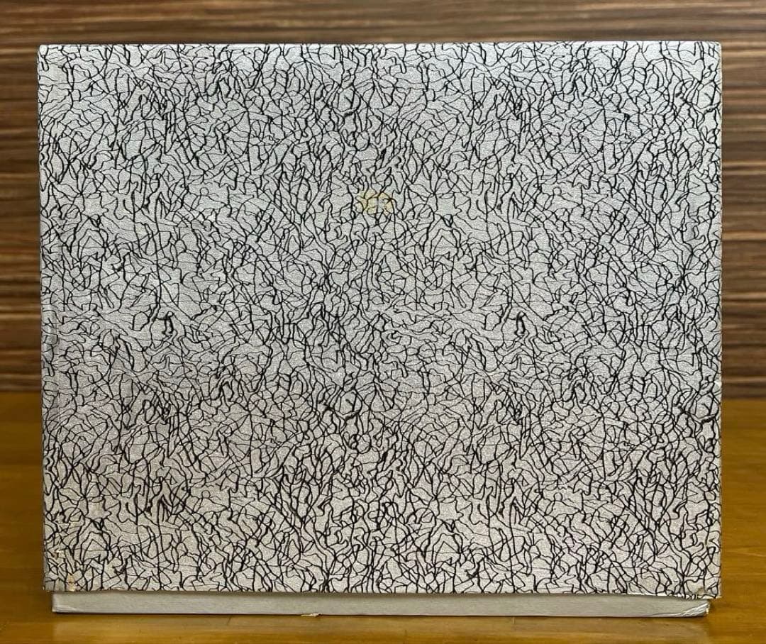 銀製　末廣置物　8号　扇面置物　利昭作　110ｇ　松竹梅　ガラスケース入り