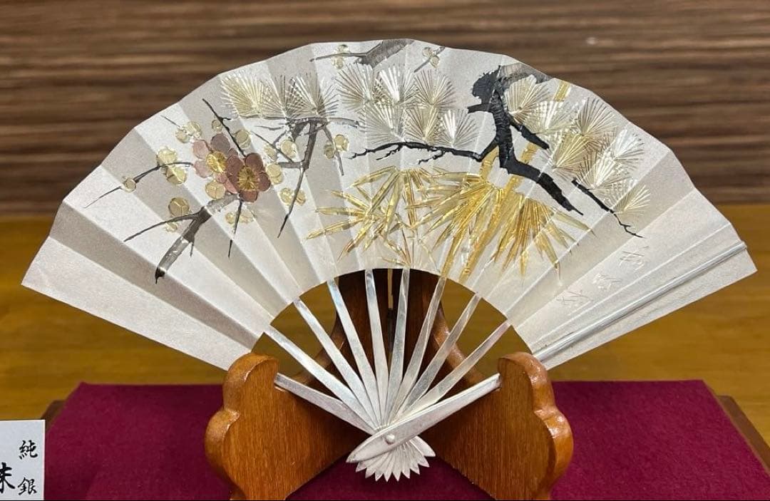 銀製　末廣置物　8号　扇面置物　利昭作　110ｇ　松竹梅　ガラスケース入り