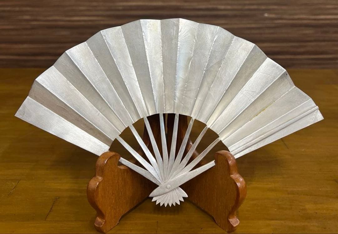 銀製　末廣置物　8号　扇面置物　利昭作　110ｇ　松竹梅　ガラスケース入り