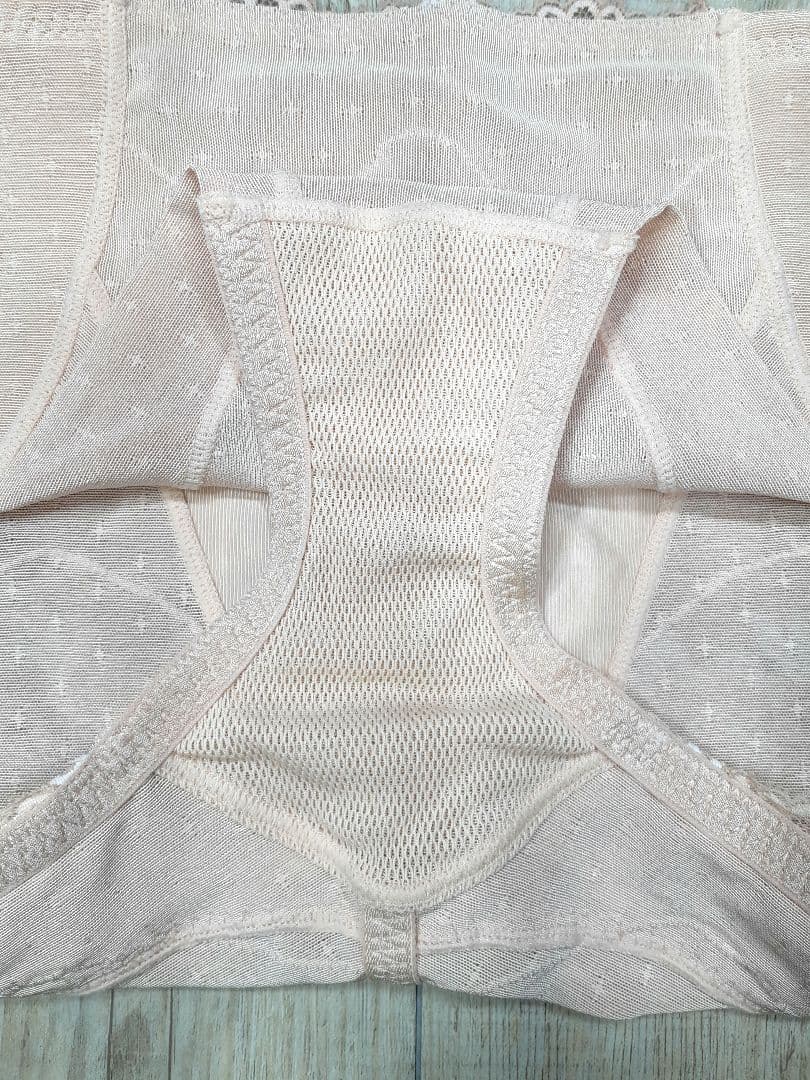 美品 マルコ　デコルテ リュミエス ショートガードル M64/ロゼ/199